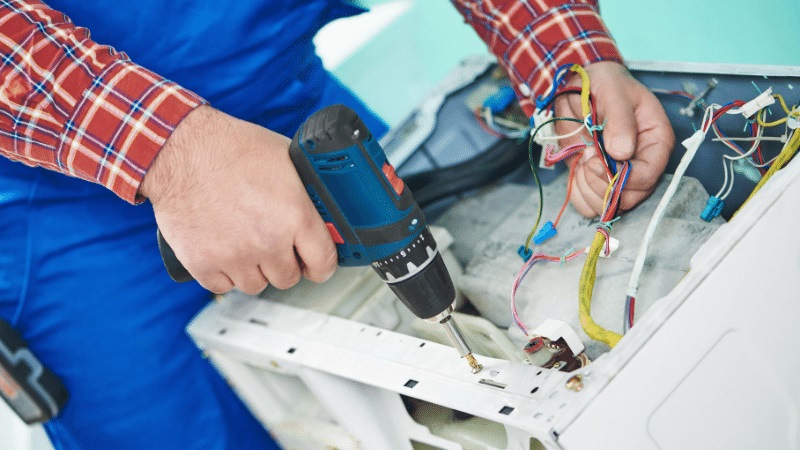 Çankaya Ariston Ariston çamaşır makinesi kart tamiri – Su almama arızası orijinal parça ile giderildi. - Teknik servis örneği